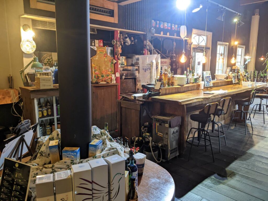 カマローネのバーカウンターと店内
