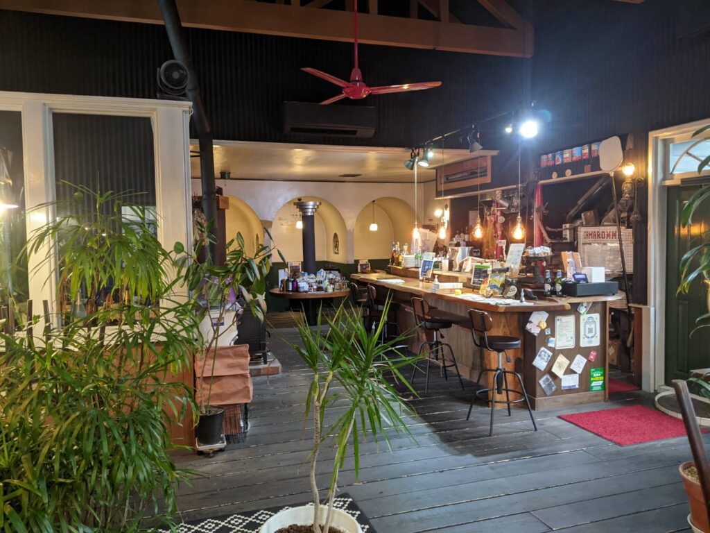 木を多く使ったカマローネの店内