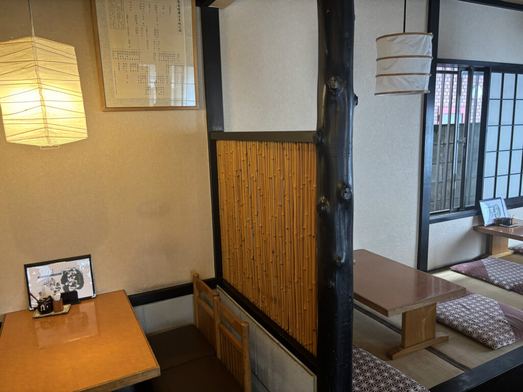 尾張屋さんの店内(テーブル席と小上がり)