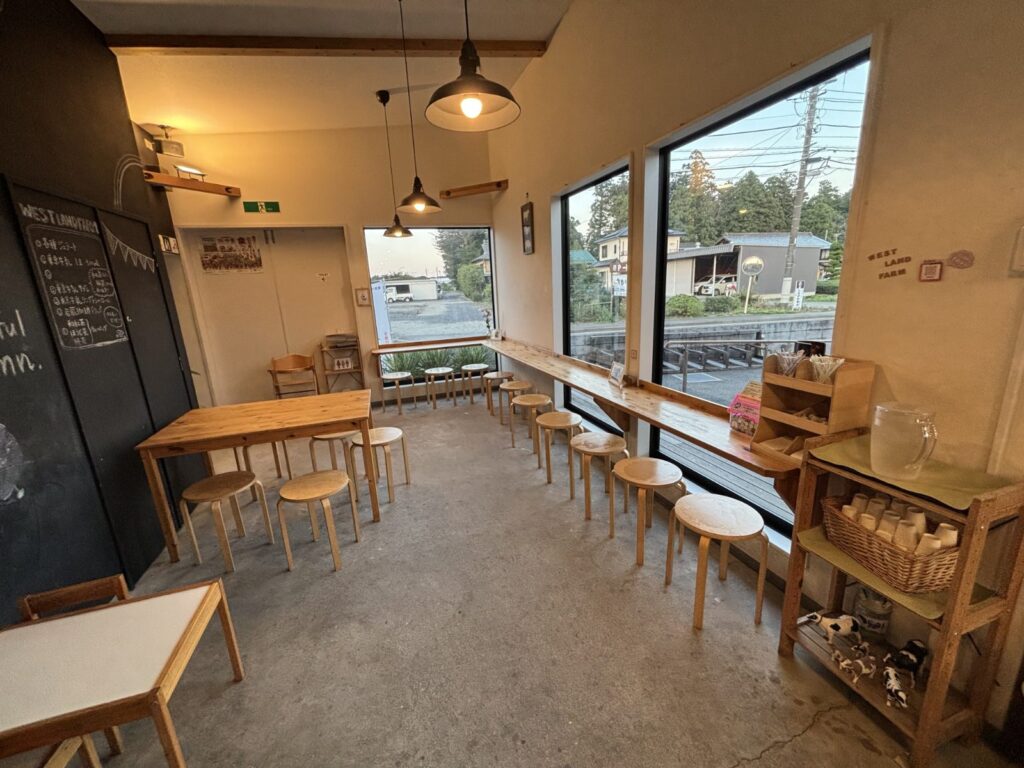 木のテーブルとカウンター席のイートインスペース