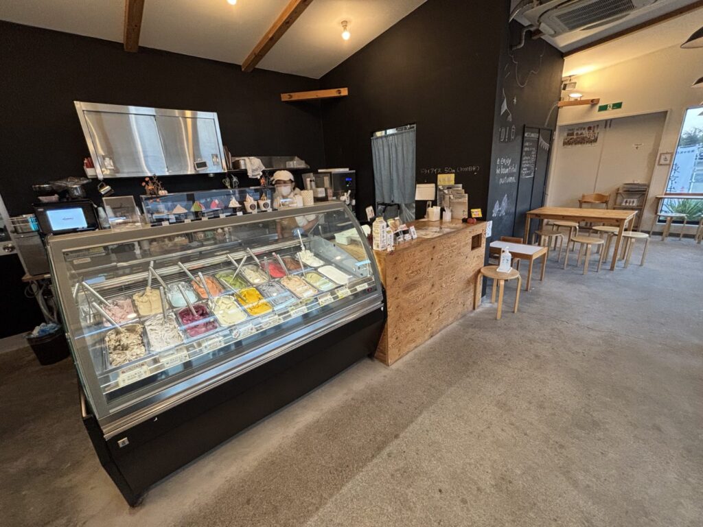 瑞穂町の清水牧場 WESTLAND FARM の店内とジェラートのショーケース